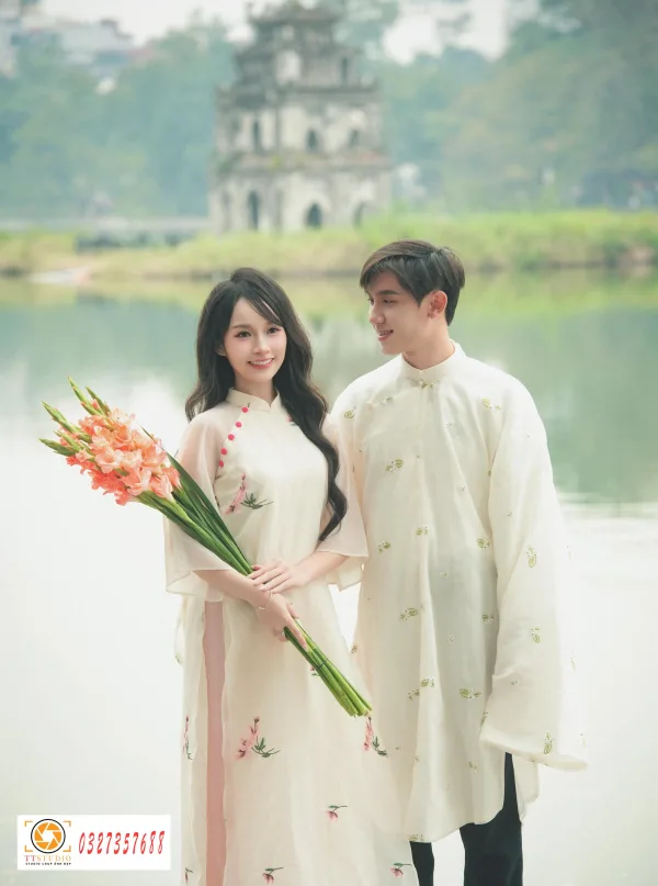 Ảnh tết couple hồ gươm