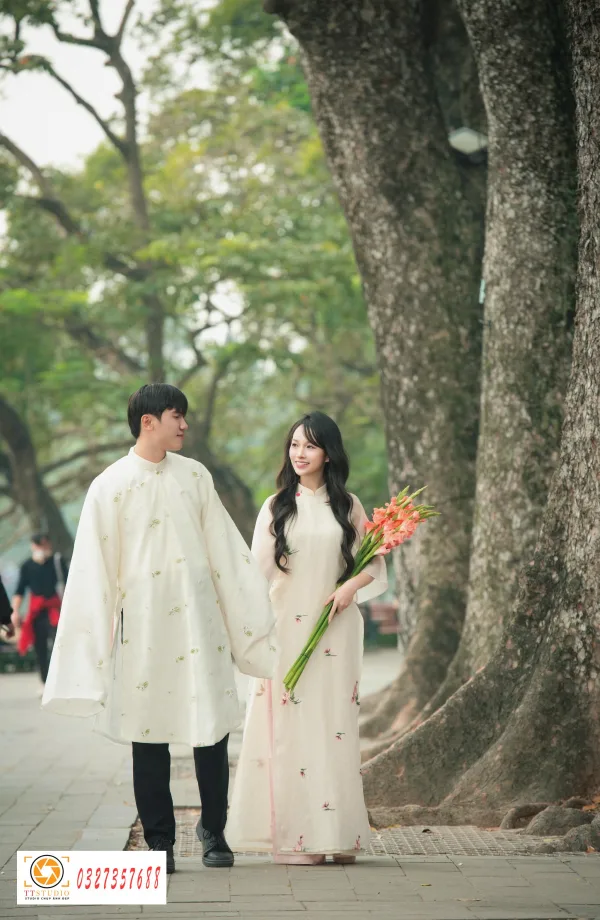 Ảnh tết couple hồ gươm