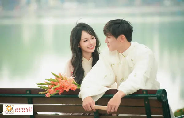Ảnh tết couple hồ gươm
