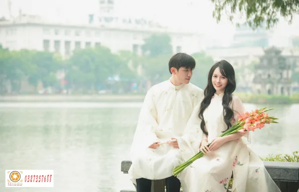 Ảnh tết couple hồ gươm