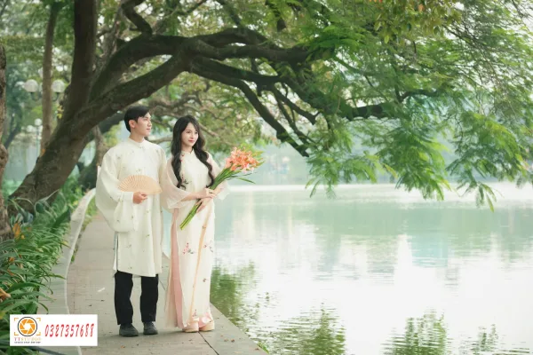 Ảnh tết couple hồ gươm