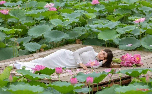 Áo dài trắng với hoa sen