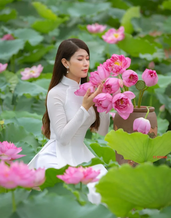 Áo dài trắng với hoa sen