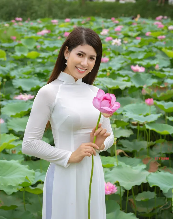 Áo dài trắng với hoa sen