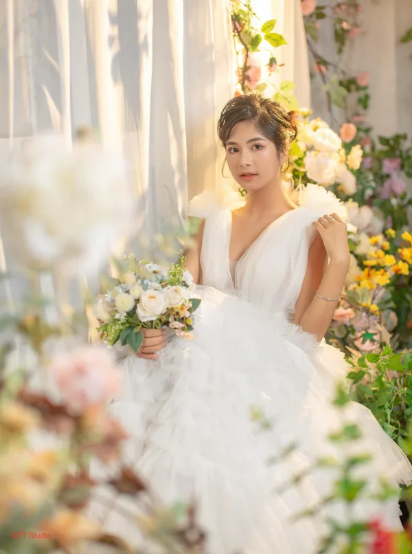 Tạo dáng chụp ảnh khi mặc váy
