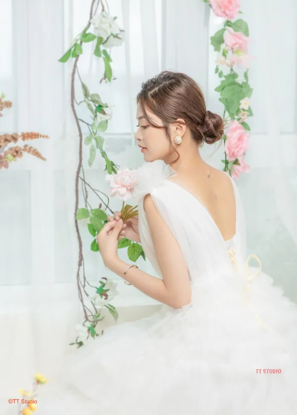 Tạo dáng chụp ảnh khi mặc váy