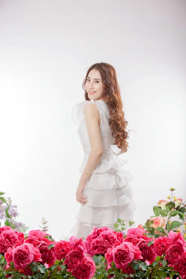 Tạo dáng chụp ảnh khi mặc váy