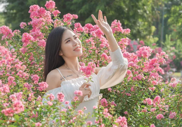 Tạo dáng chụp ảnh khi mặc váy