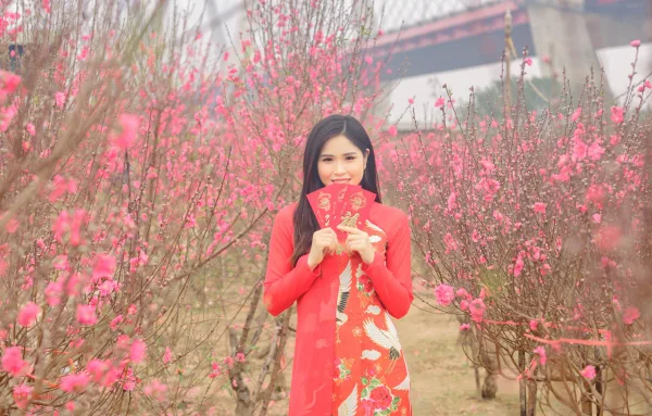 Chụp ảnh áo dài tết cầu nhật tân