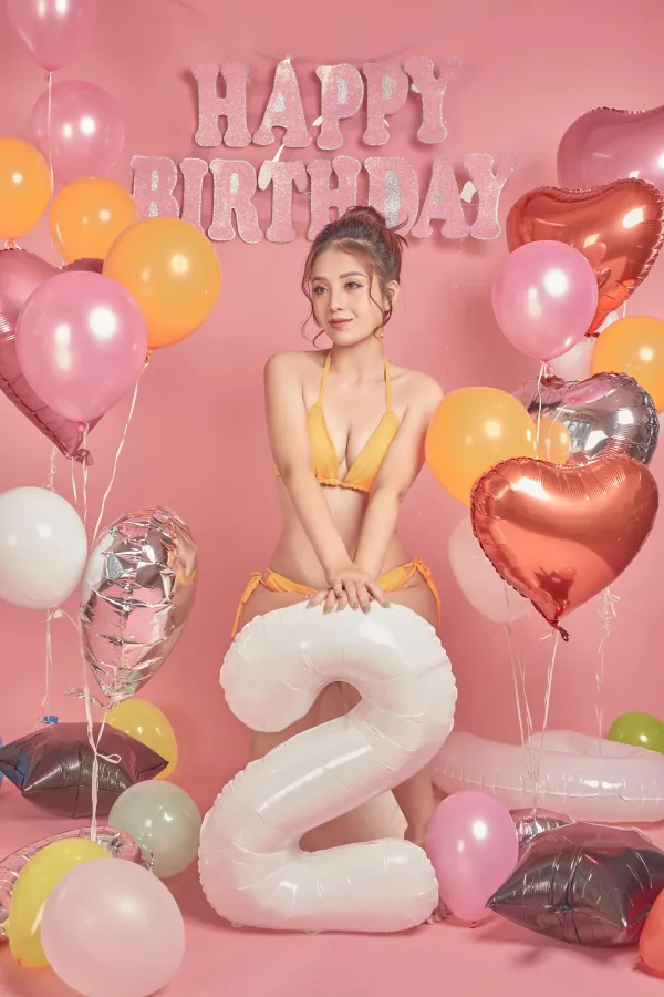 Ảnh concetp sinh nhật bikini