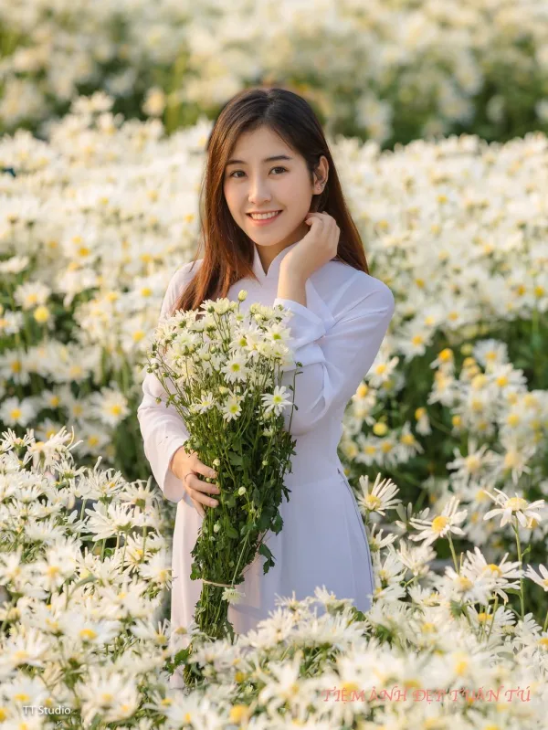 Ảnh chân dung với cúc hoạ mi