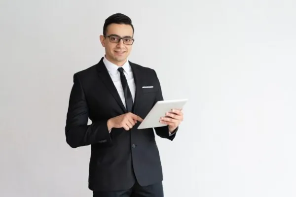 Tạo dáng chụp ảnh doanh nhân nam