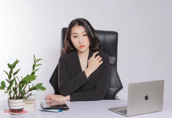 ảnh nữ doanh nhân mặc vest