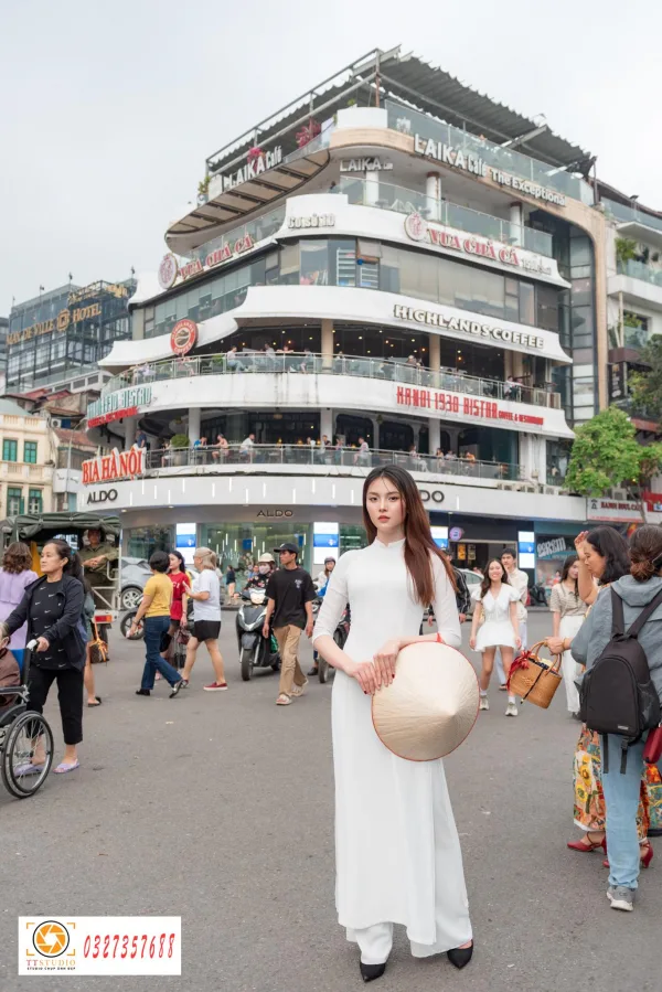 Chụp ảnh check in Hàng Cá Mập