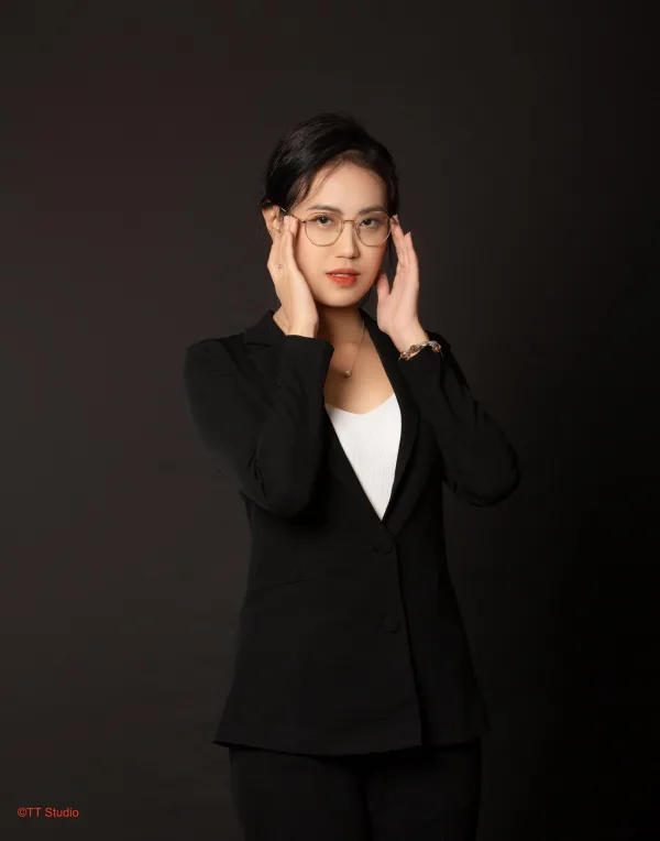 ảnh nữ doanh nhân mặc vest