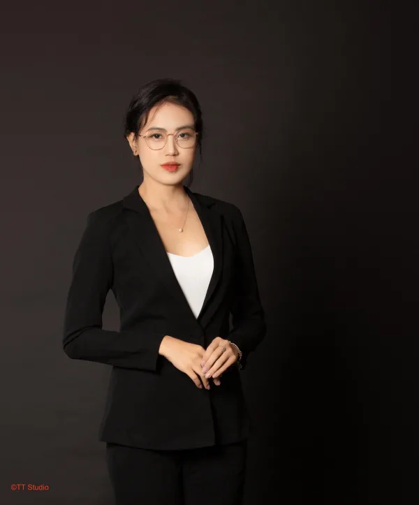 ảnh nữ doanh nhân mặc vest