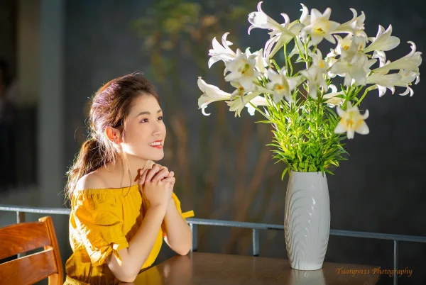 Hoa loa kèn trong quán cafe