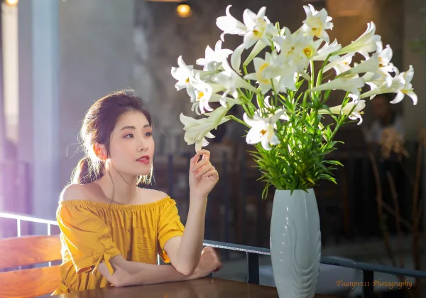 Hoa loa kèn trong quán cafe