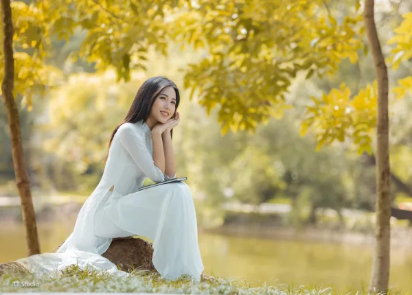 Áo dài trắng giữa mùa thu Hà Nội