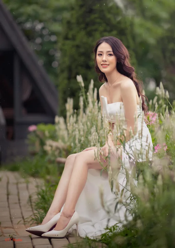 Tạo dáng chụp ảnh khi mặc váy