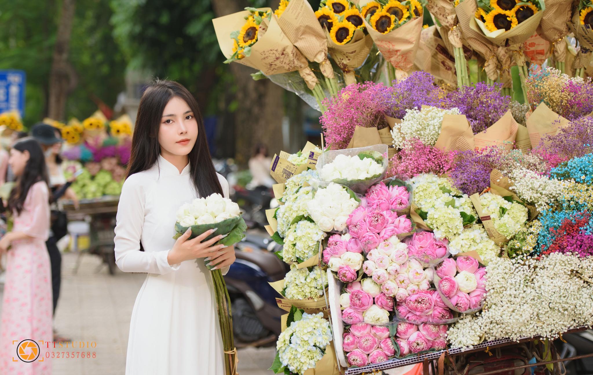 Chụp ảnh áo dài bên cạnh xe hoa