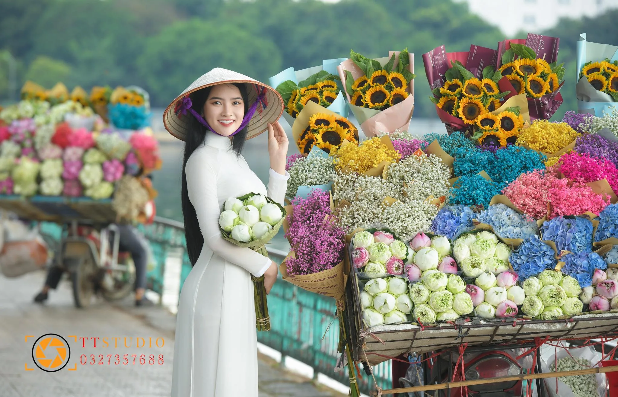 Xe Hoa Mùa Thu Hà Nội – Một Ngày Dịu Dàng Giữa Phố